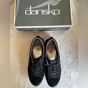 Dansko women’s black suede waterproof outdoor sneaker size (size42) 11.5/12 New